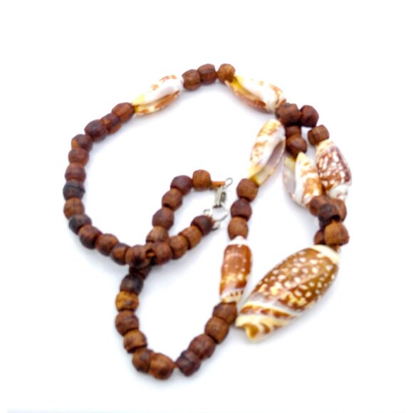 Retro Seashell Choker with Shell Pendant and Stations, Vintage Beach Jewelry - Picture 2 of 5